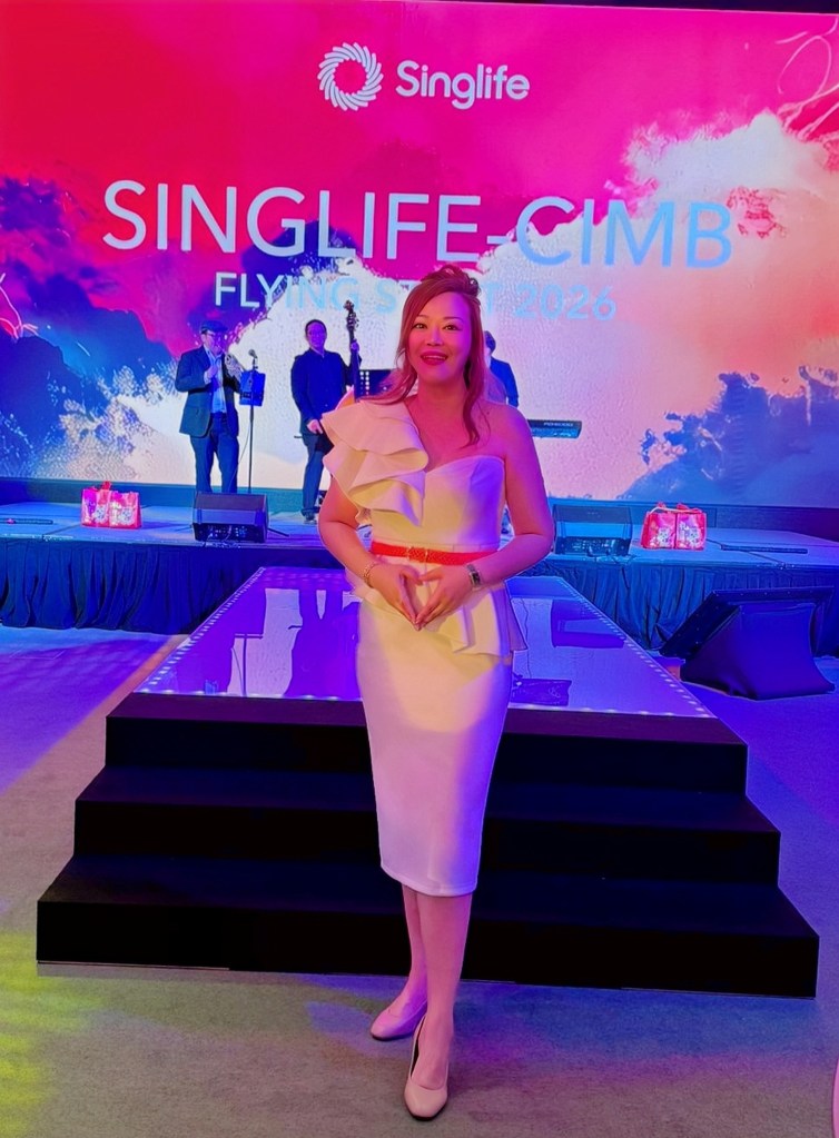 Sylvia Tham bilingual corporate emcee hosting Singlife-CIM Flying Start event in Singapore